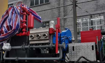 HTB250 Máy bơm xe dầu trọng lượng nhẹ với tốc độ dòng chảy 13-80m³ / H @ áp suất 10-35Mpa